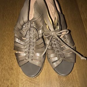 Circa Joan and David Wedge size 8